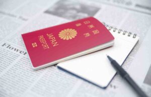 パスポートの表紙とメモ帳、ペン
